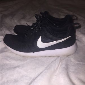 🔺SALE🔺Black Nike Roshes